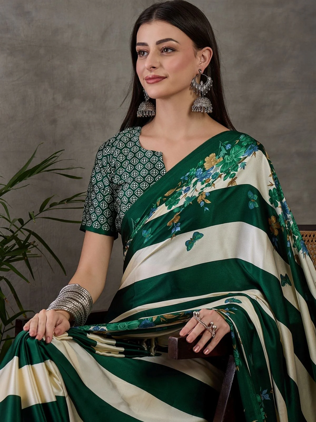 Odette Green And White Silk Blend Printed Elegant Saree For Women - Image 4