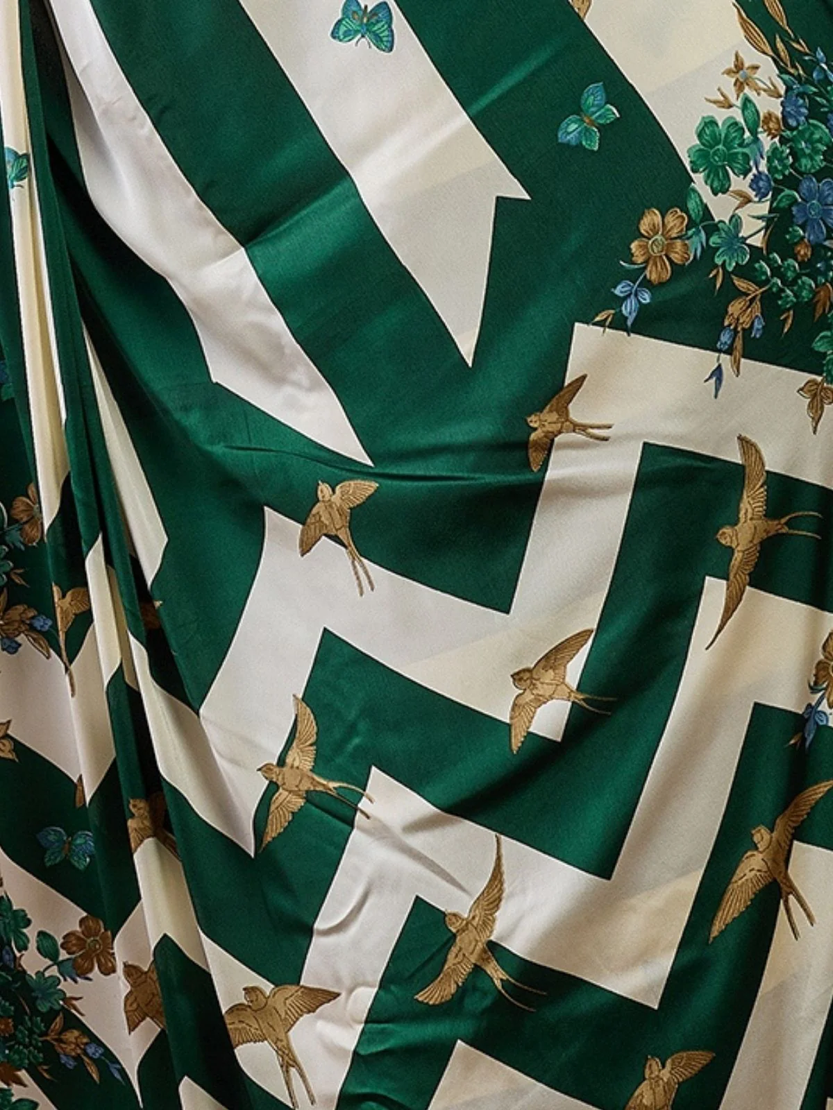 Odette Green And White Silk Blend Printed Elegant Saree For Women - Image 5