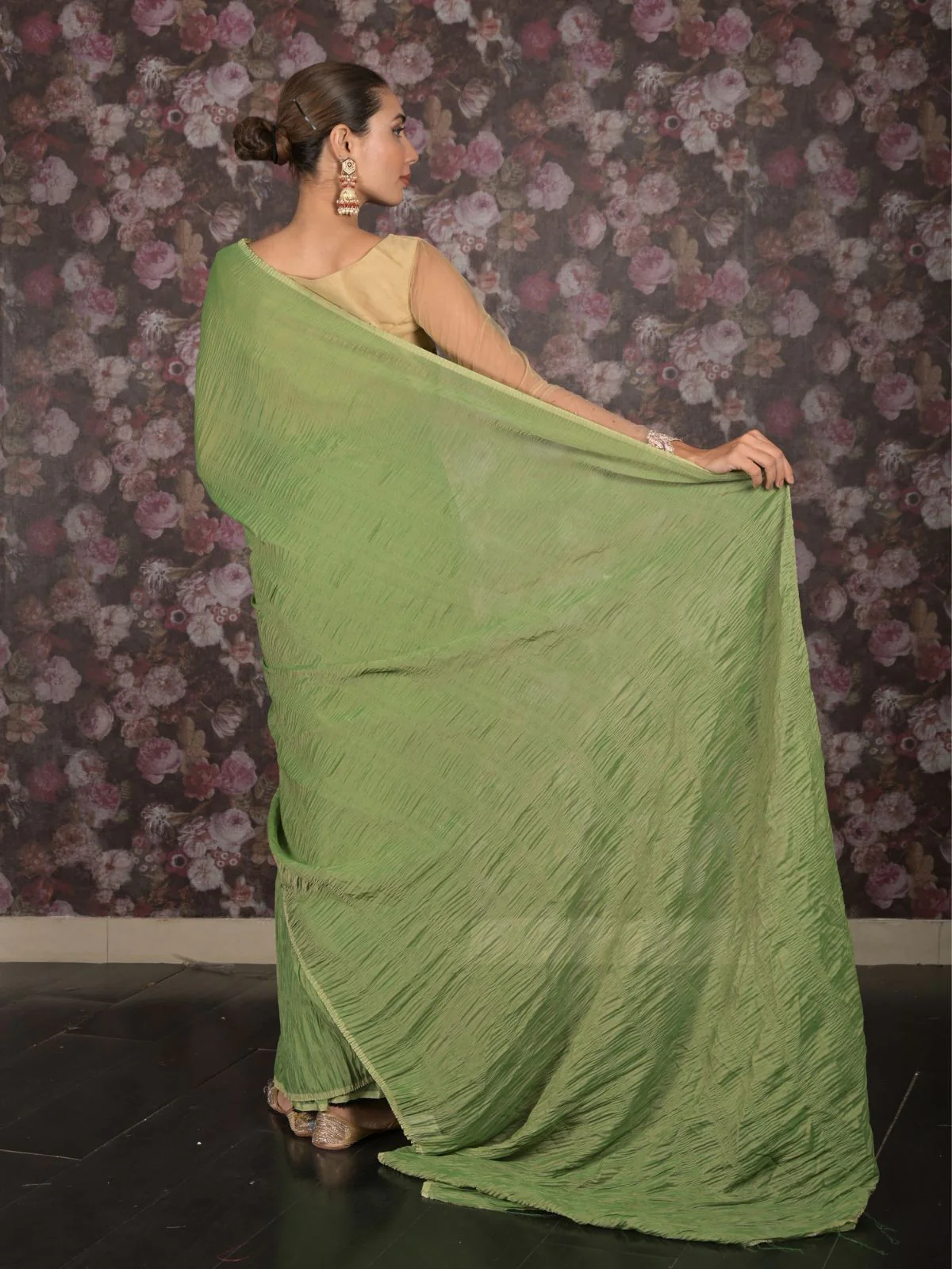 Odette Green Crushed Cotton Blend Saree With Unstitched Blouse For Women - Image 4
