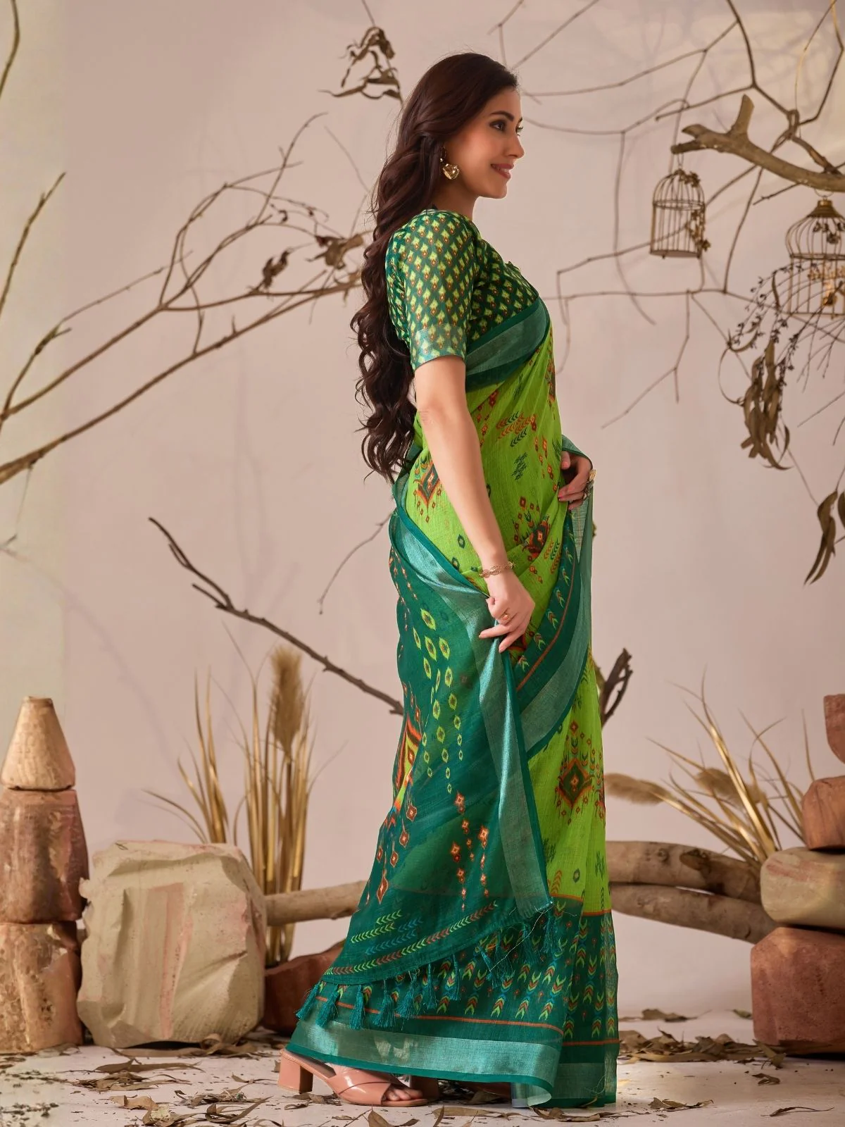 Odette Green Linen Cotton Printed Saree For Women - Image 2