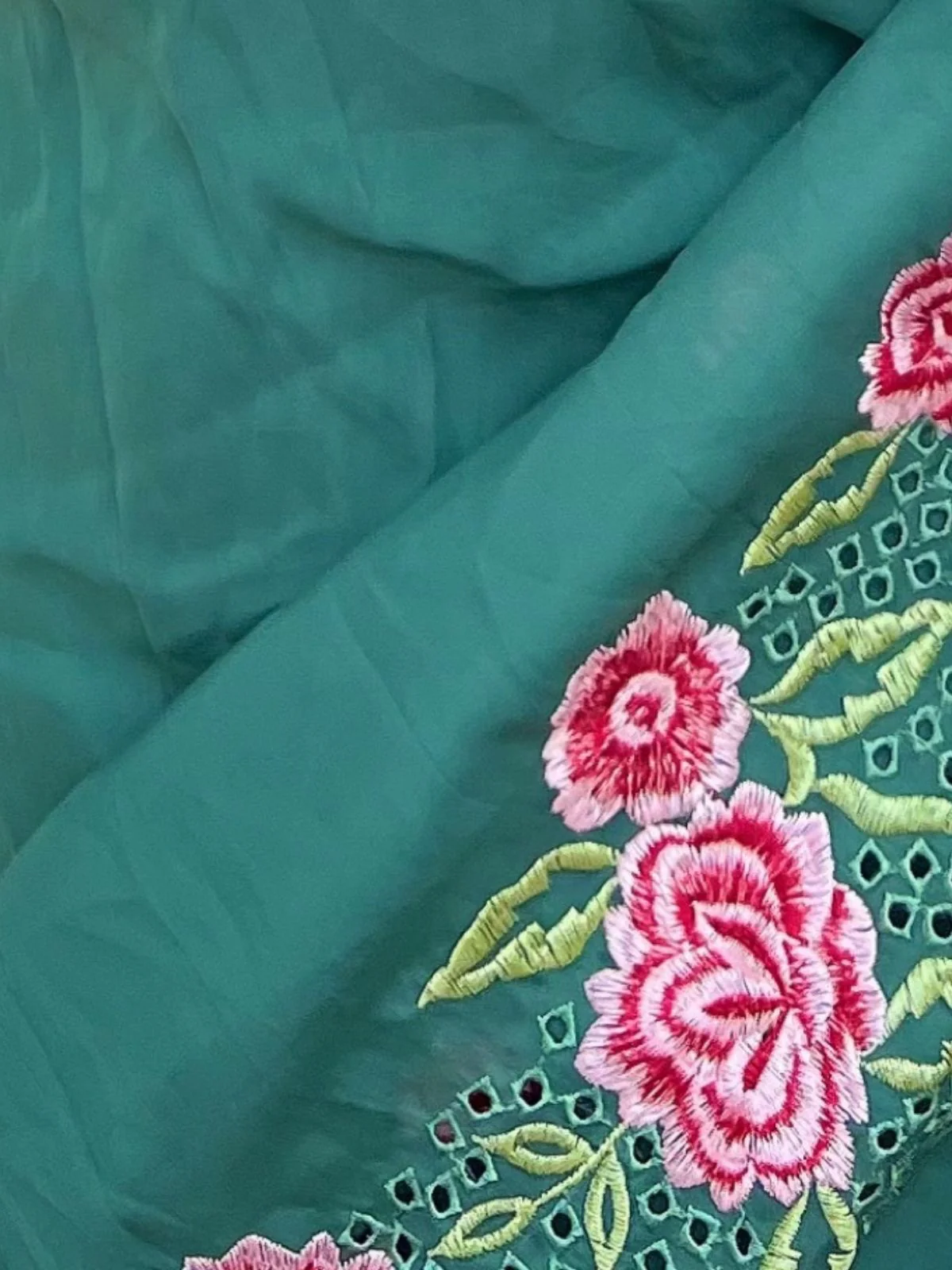 Odette Green Organza Embroidered Saree With Unstitched Blouse For Women - Image 3