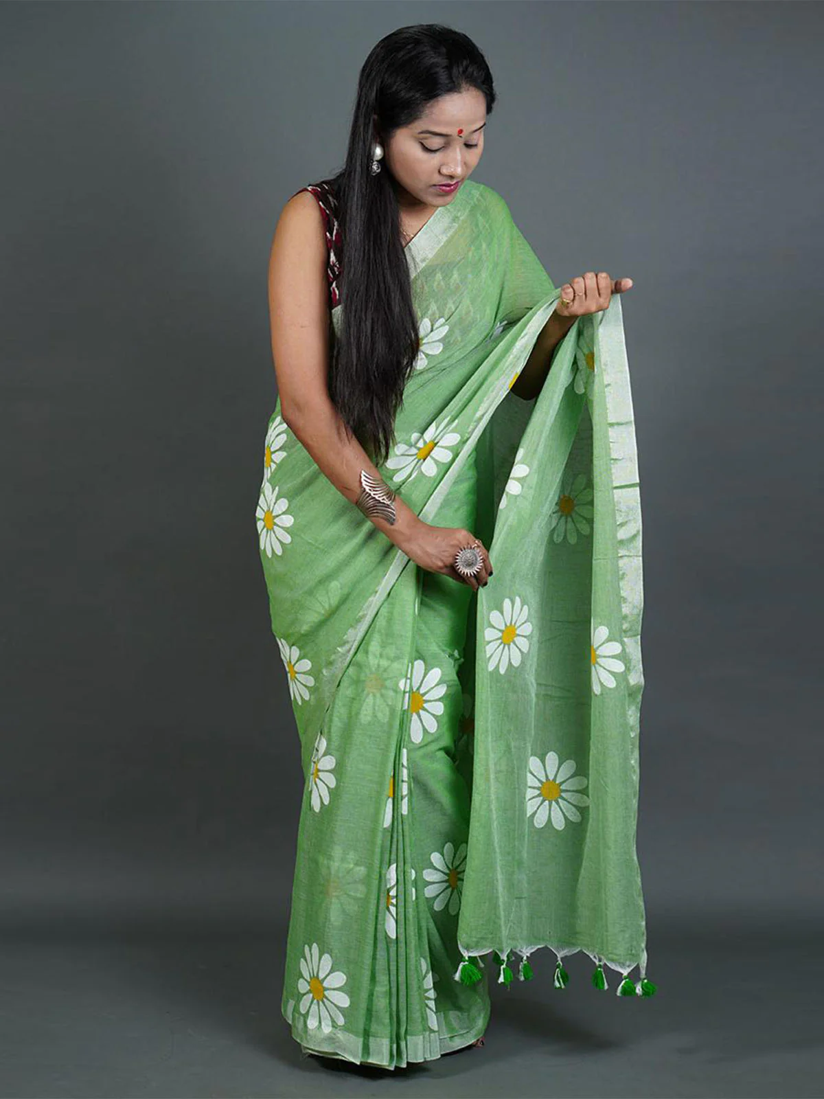 Odette Green Printed Cotton Saree With Unstitched Blouse For Women - Image 2