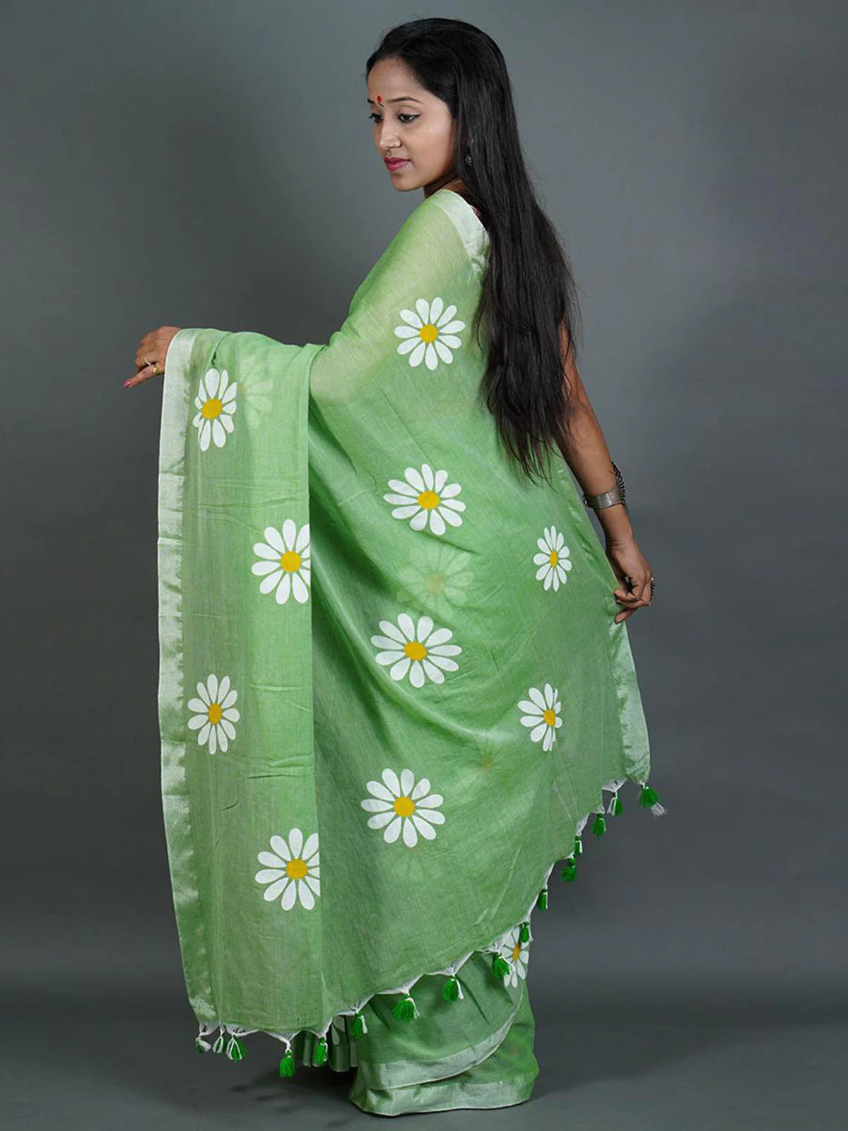 Odette Green Printed Cotton Saree With Unstitched Blouse For Women - Image 3