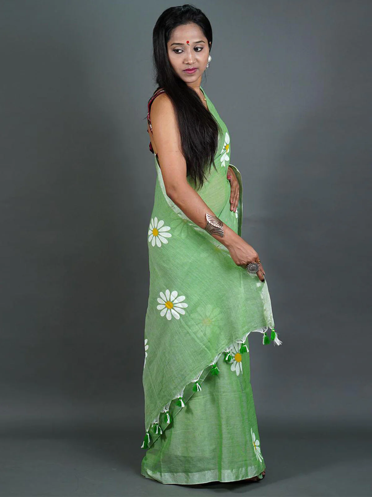 Odette Green Printed Cotton Saree With Unstitched Blouse For Women - Image 4