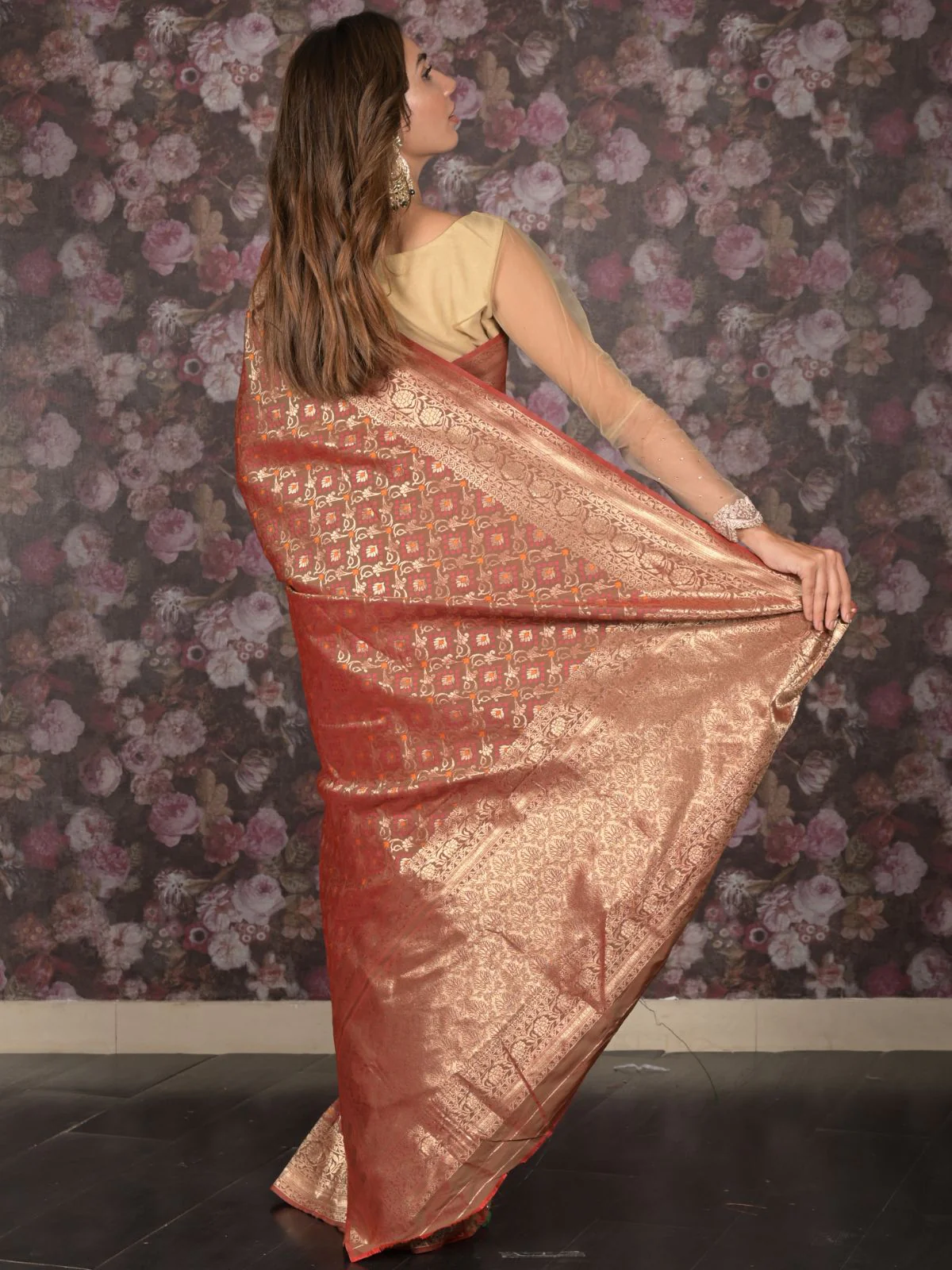 Odette Red Shaded Silk Blend Woven Saree with Unstitched Blouse for Women - Image 4
