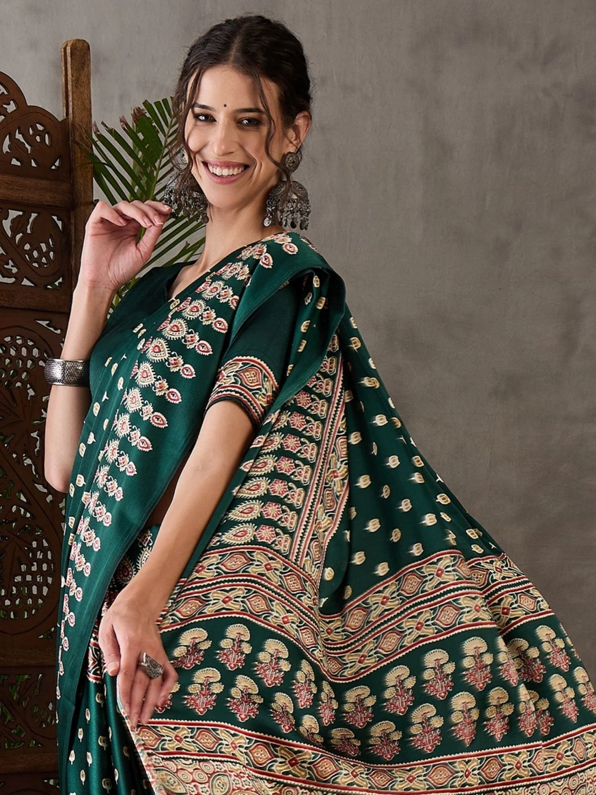 Odette Green Silk Blend Printed Elegant Saree For Women - Image 4