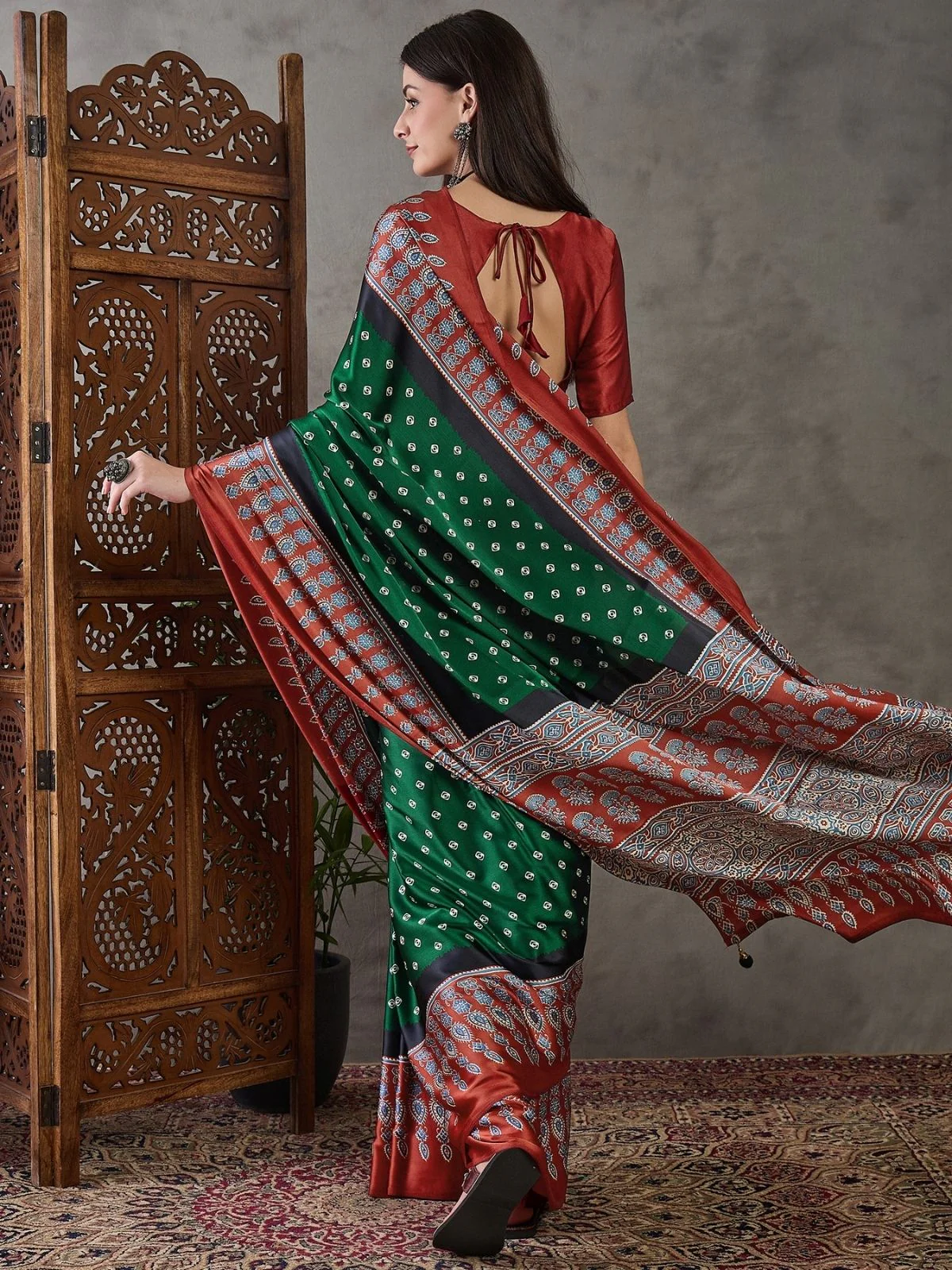 Odette Green Silk Blend Printed Elegant Saree For Women - Image 2