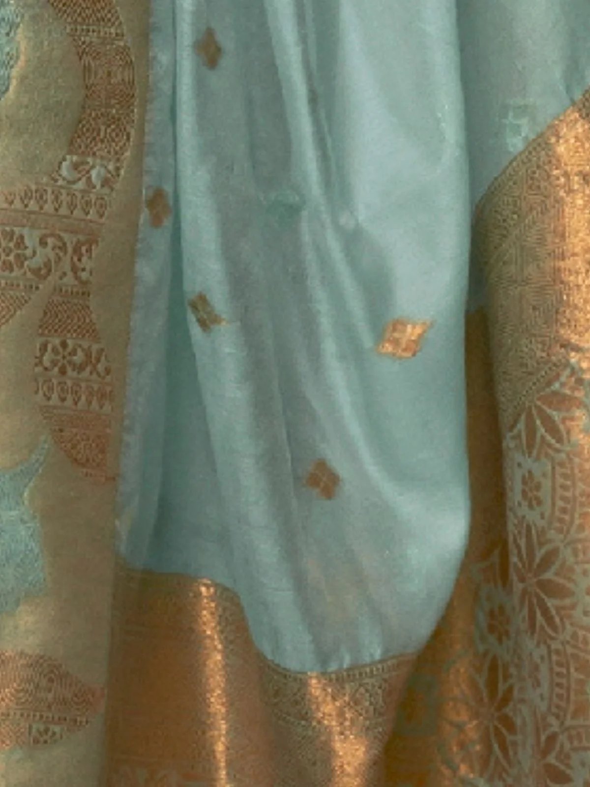 Odette Green Silk Blend Woven Saree With Unstitched Blouse for Women - Image 3