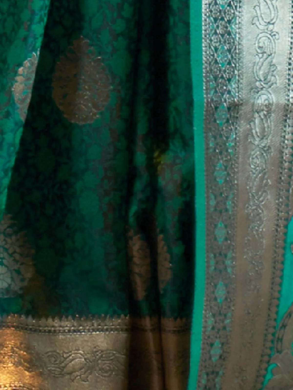 Odette Green Silk Blend Woven Saree With Unstitched Blouse for Women - Image 3