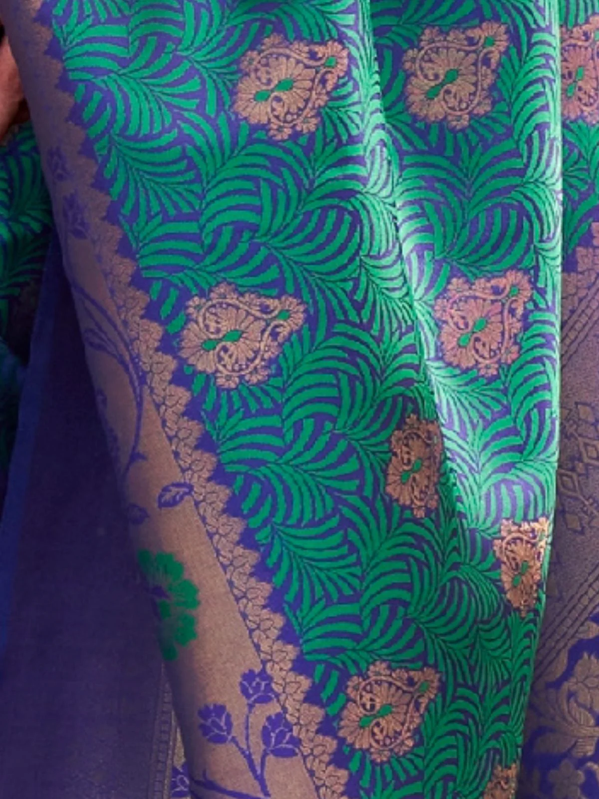 Odette Green Silk Blend Woven Saree With Unstitched Blouse for Women - Image 3
