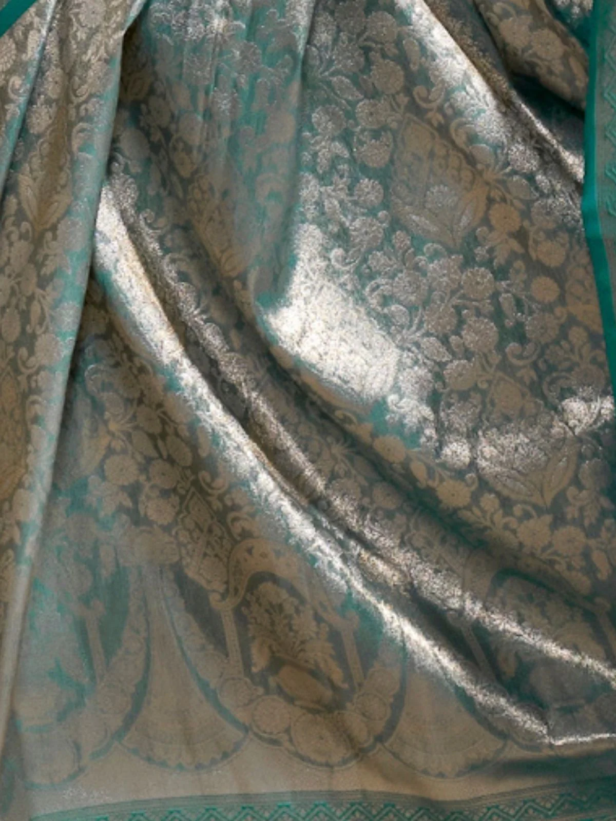 Odette Green Silk Blend Woven Saree With Unstitched Blouse For Women - Image 3