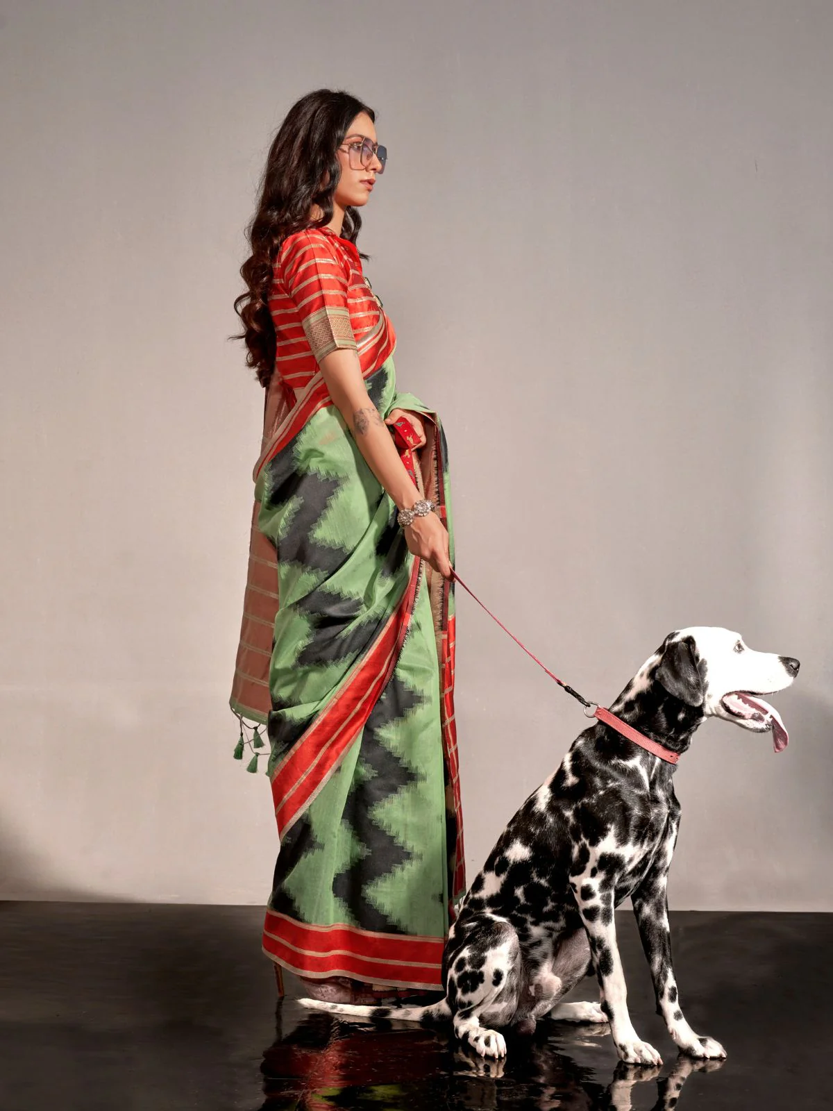 Odette Green Silk Blend Woven Saree With Unstitched Blouse For Women - Image 2