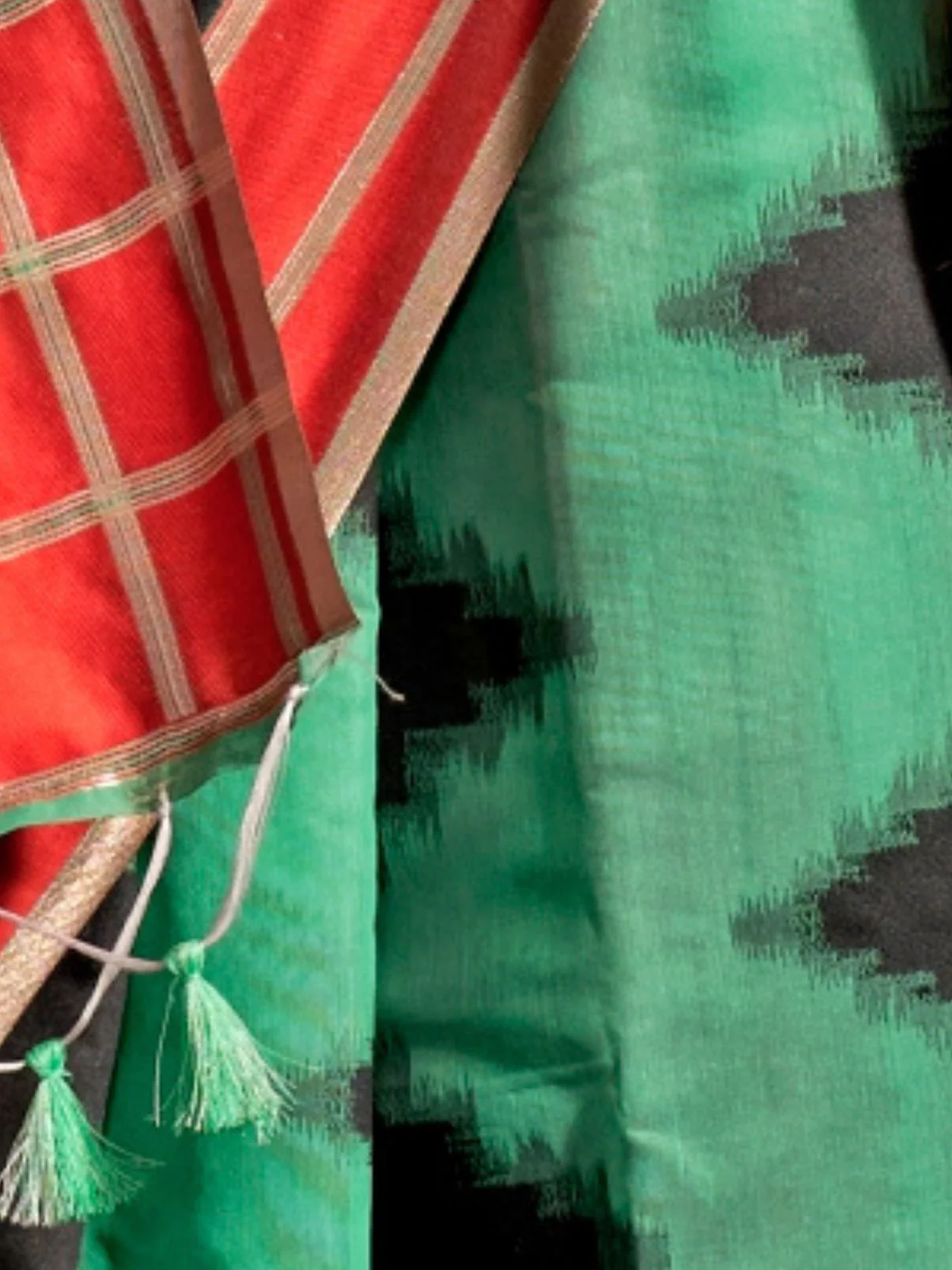 Odette Green Silk Blend Woven Saree With Unstitched Blouse For Women - Image 3