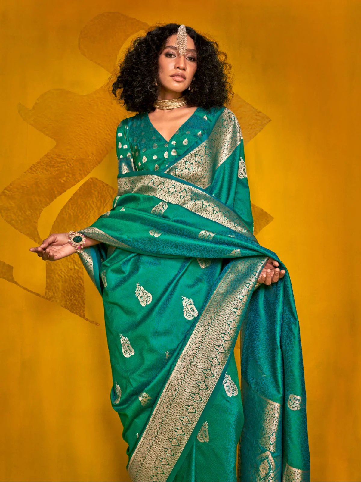 Odette Green Silk Blend Woven Saree With Unstitched Blouse For Women - Image 2