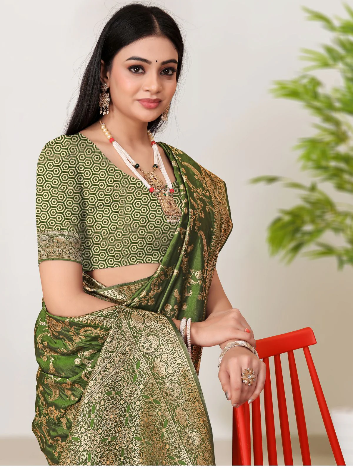Odette Green Woven Banarasi Silk Saree With Unstitched Blouse For Women - Image 4
