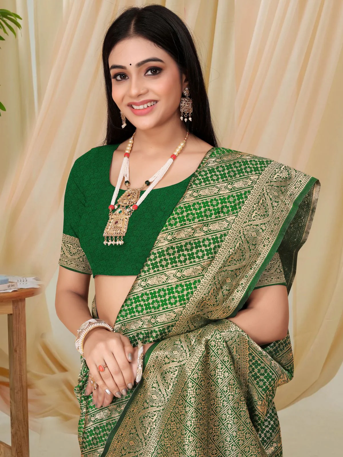 Odette Green Woven Banarasi Silk Saree With Unstitched Blouse For Women - Image 4
