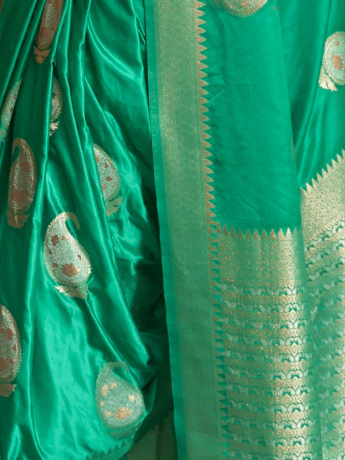 Odette Green Woven Design Silk Blend Saree With Unstitched Blouse For Women - Image 3