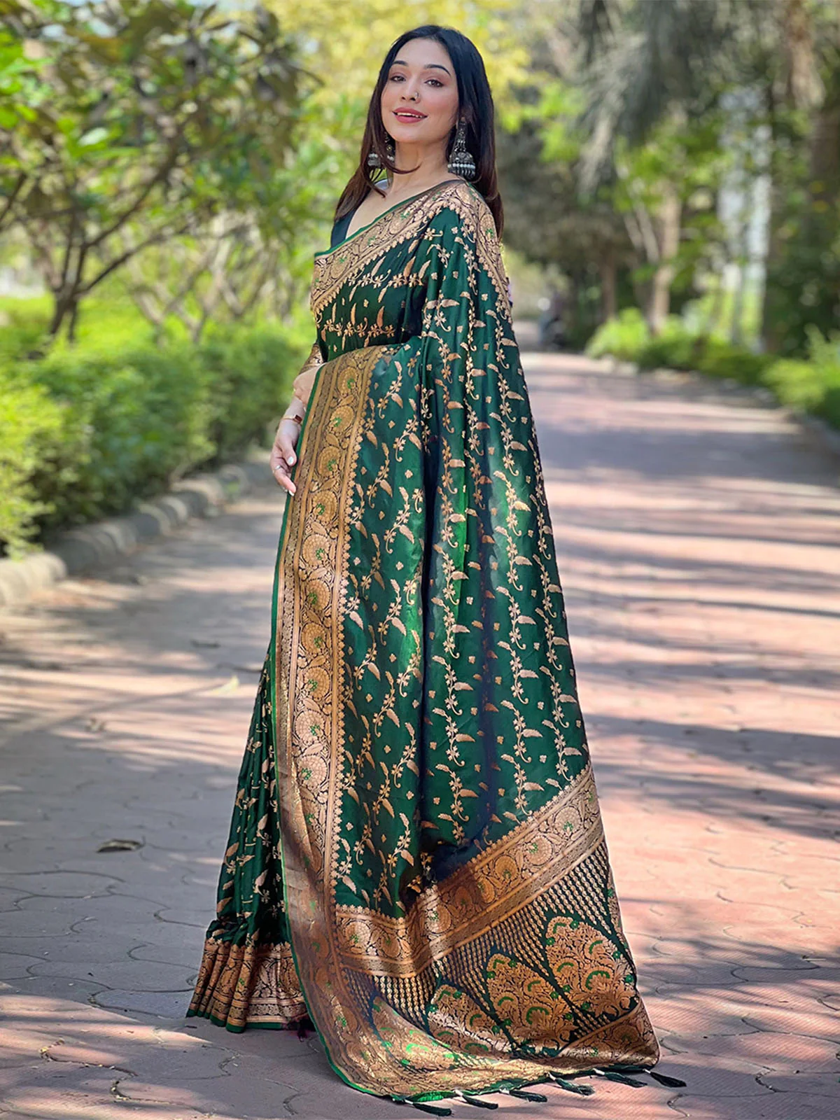 Odette Green Woven Design Silk Blend Saree With Unstitched Blouse For Women - Image 2