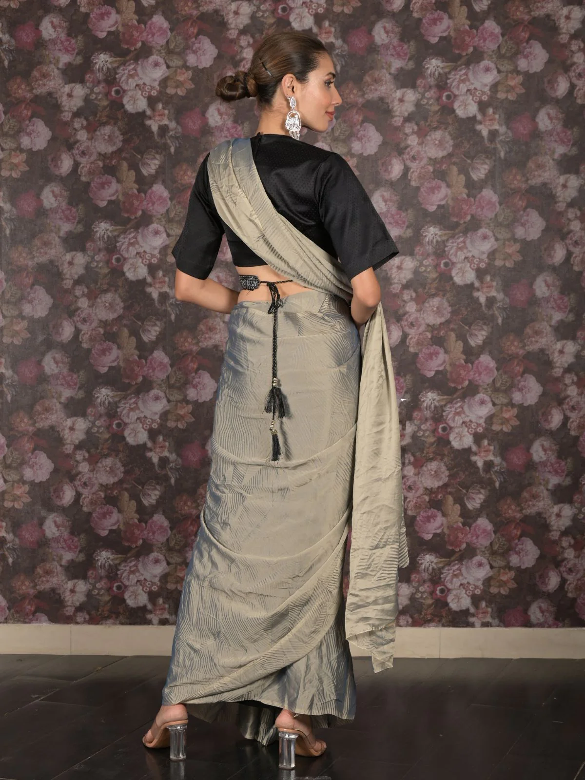 Odette Grey Crushed Crepe Saree with Unstitched Blouse and Waist Belt for for Women - Image 4