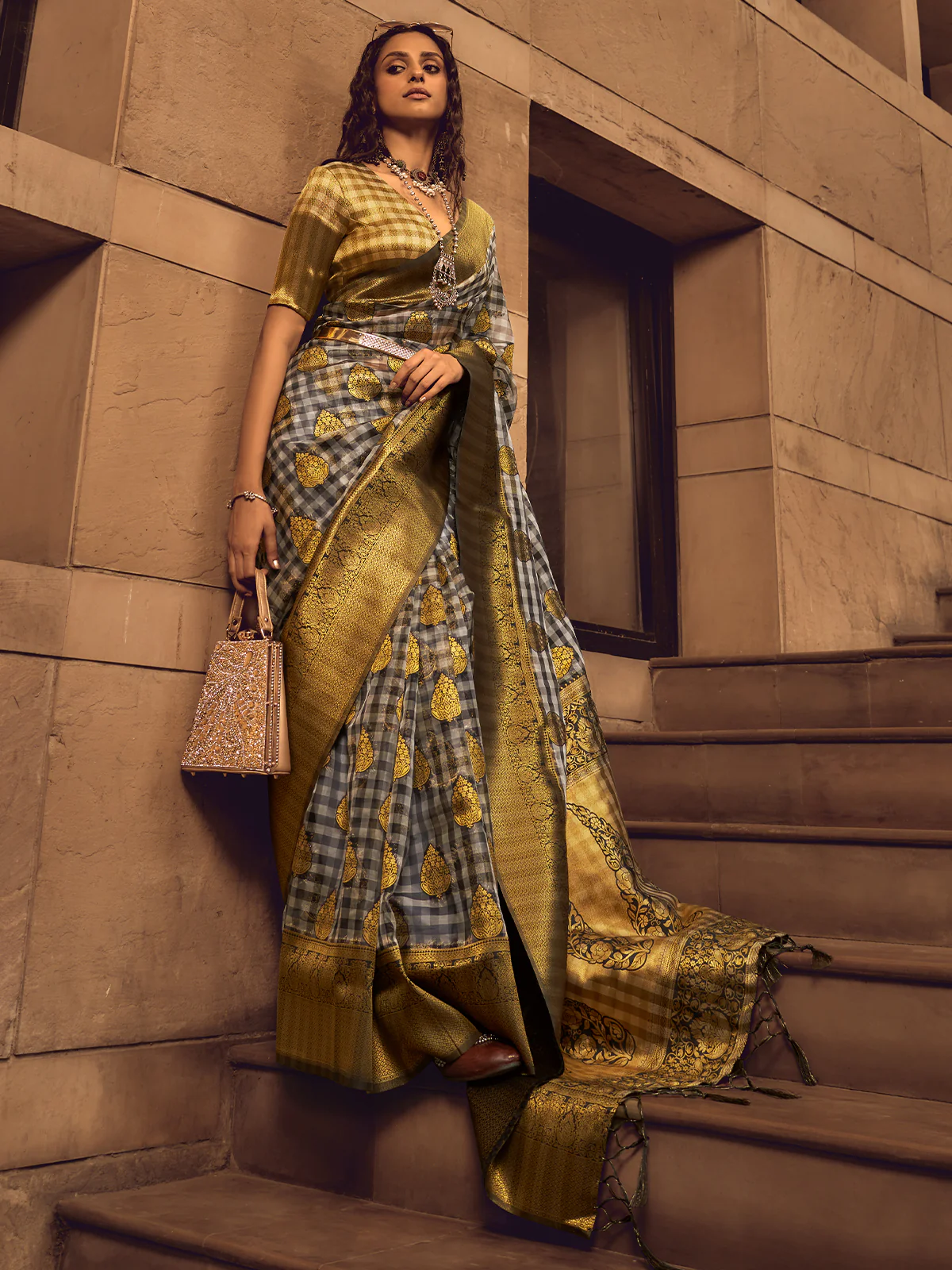 Odette Green Handloom Woven Silk Blend Saree For Women - Image 2