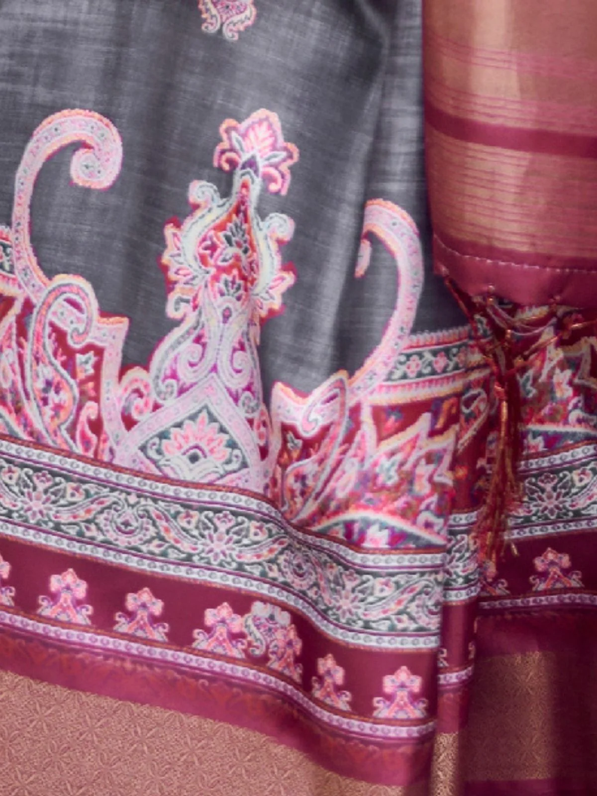 Odette Grey Silk Blend Printed Saree With Unstitched Blouse For Women - Image 3