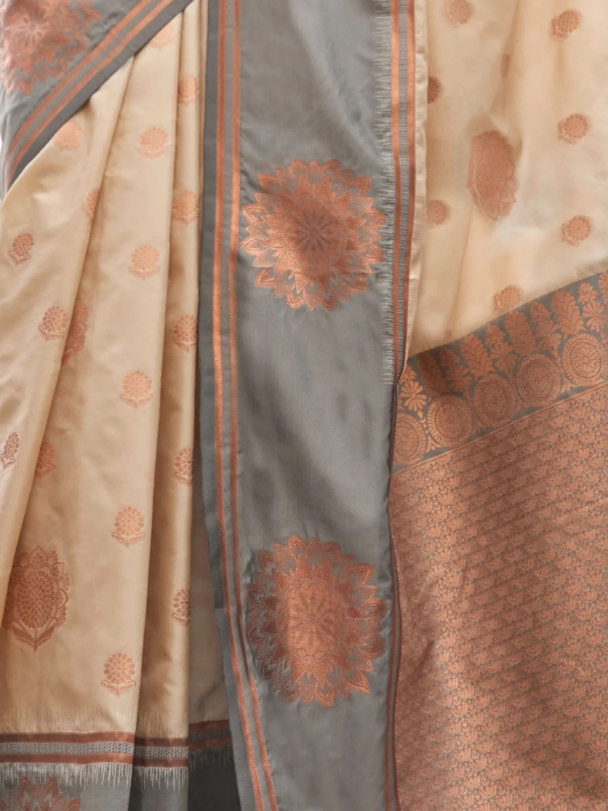 Odette Grey Silk Blend Woven Saree With Unstitched Blouse For Women - Image 3