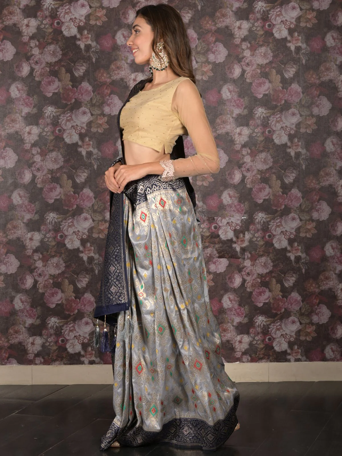 Odette Grey Silk Blend Woven Saree With Unstitched Blouse For Women - Image 2