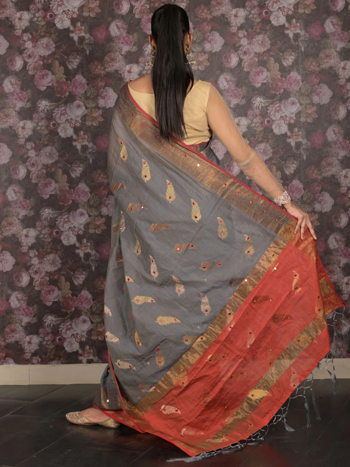 Odette Grey Woven Cotton Blend Saree With Unstitched Blouse For Women - Image 4