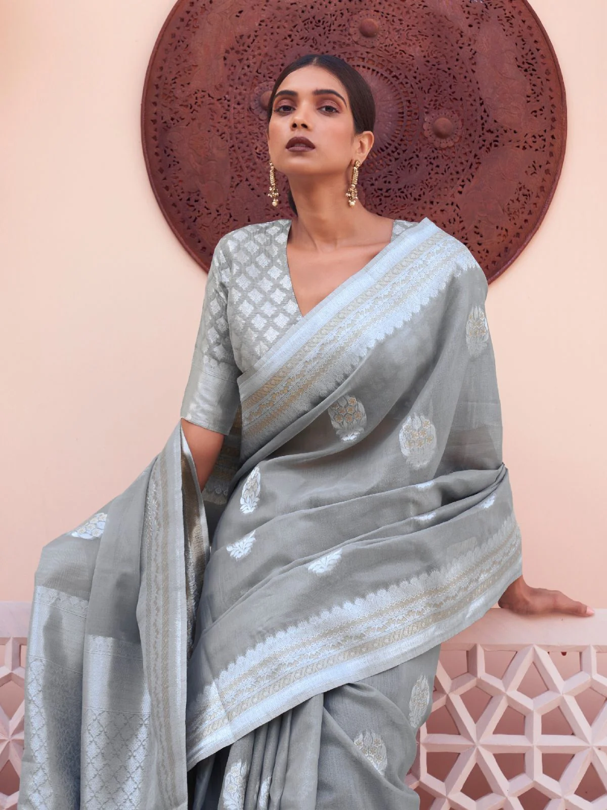 Odette Grey Woven Design Linen Saree With Unstitched Blouse For Women - Image 2