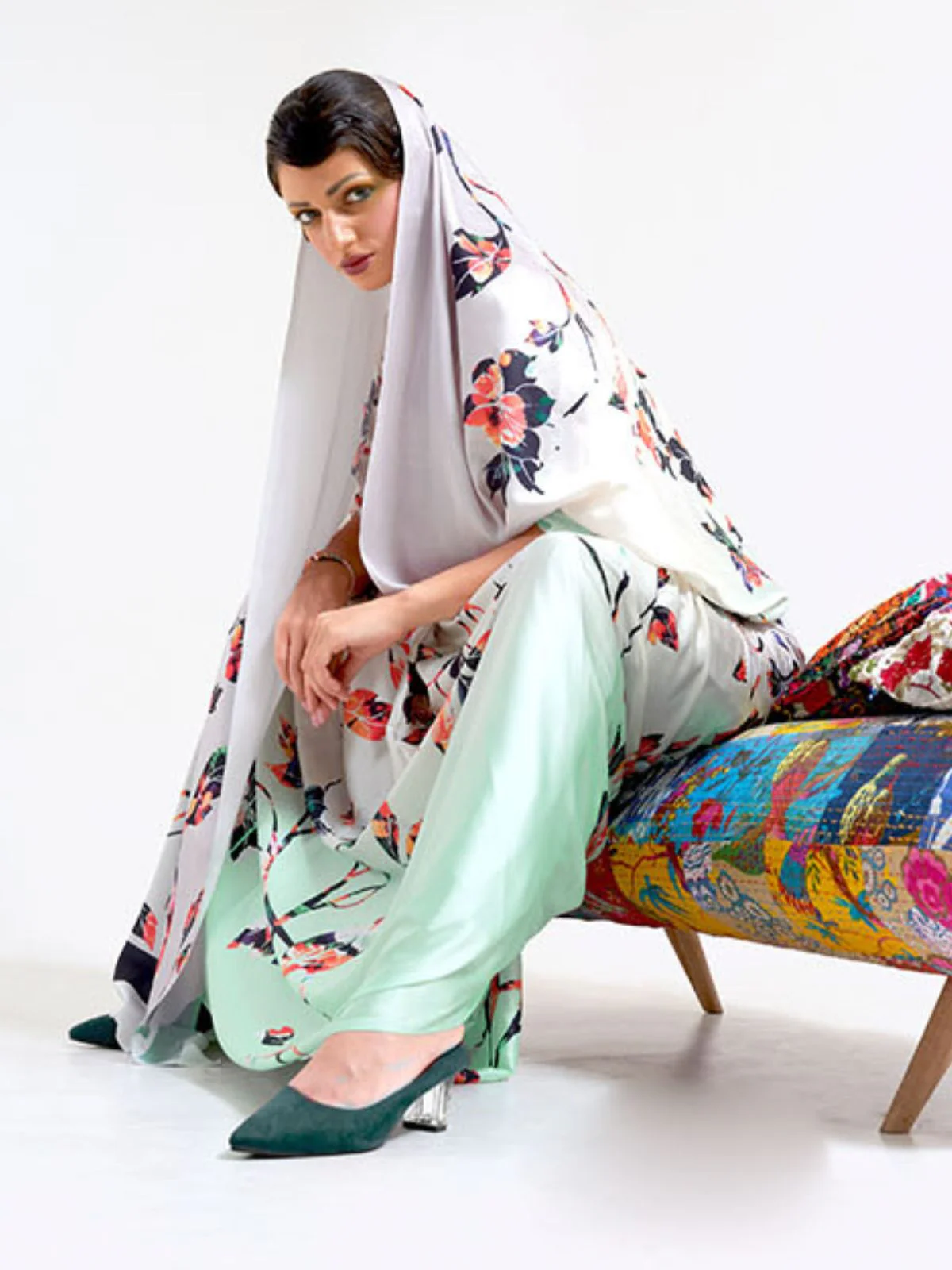 Odette Light Pink And Sea Green Printed Soft Crepe Saree With Unstitched Blouse For Women - Image 2