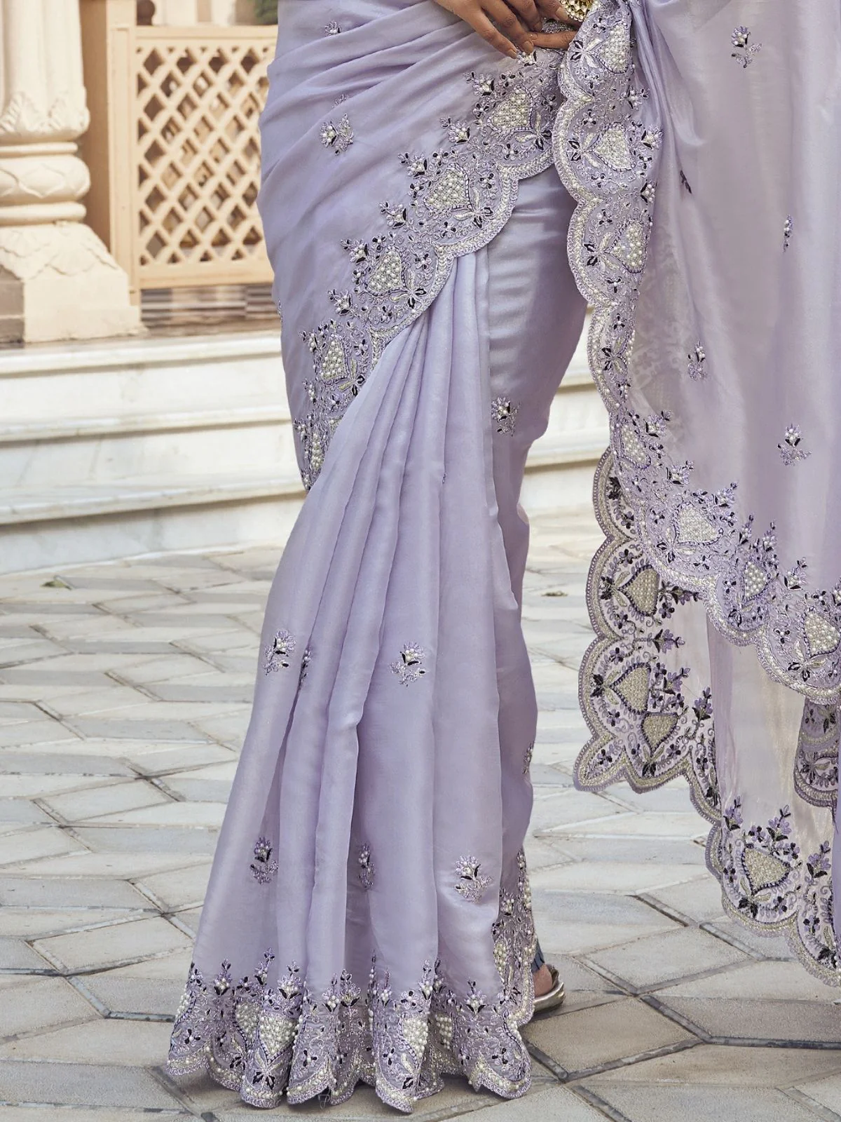 Odette Light Purple Silk Blend Embellished Elegant Saree For Women - Image 3