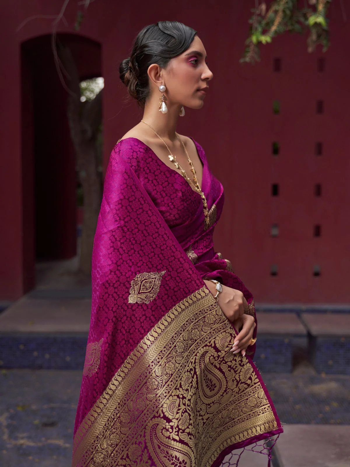 Odette Magenta Woven Design Silk Blend Saree With Unstitched Blouse For Women - Image 2