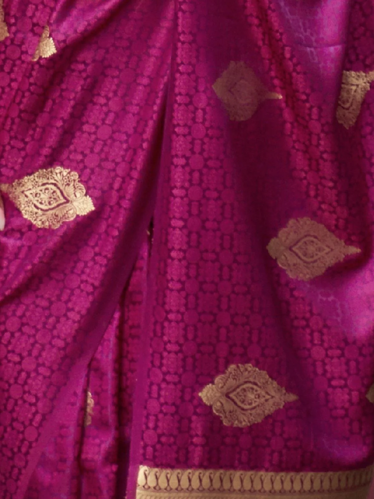 Odette Magenta Woven Design Silk Blend Saree With Unstitched Blouse For Women - Image 3