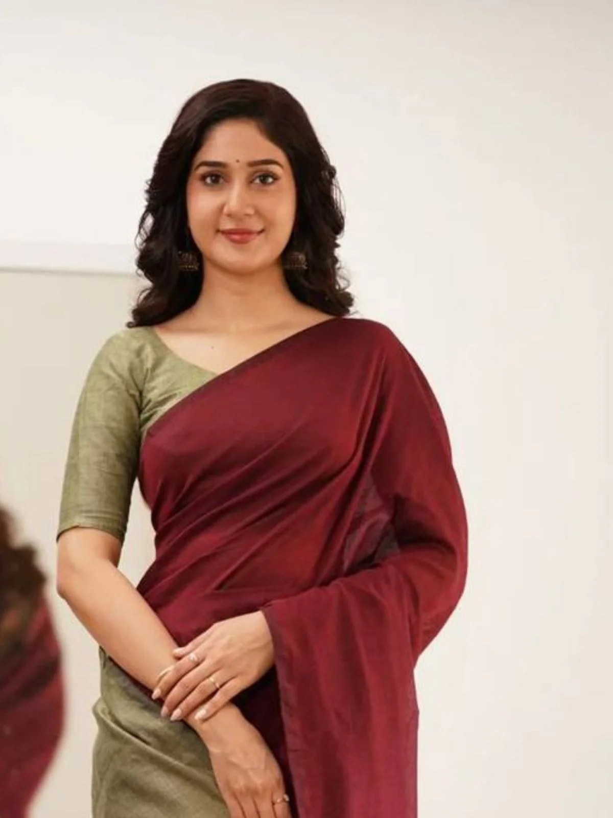 Odette Maroon Cotton Blend Solid Saree For Women - Image 2