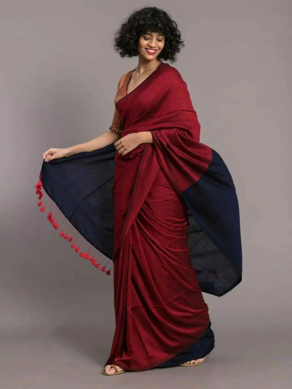 Odette Maroon Cotton Blend Solid Saree For Women - Image 2