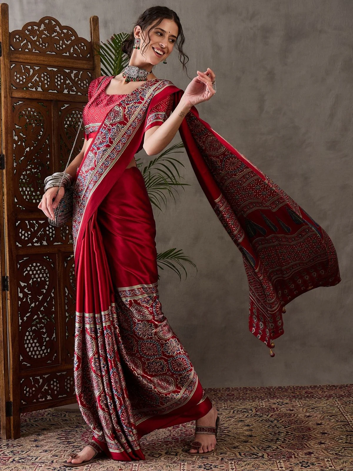 Odette Maroon Silk Blend Printed Elegant Saree For Women - Image 3
