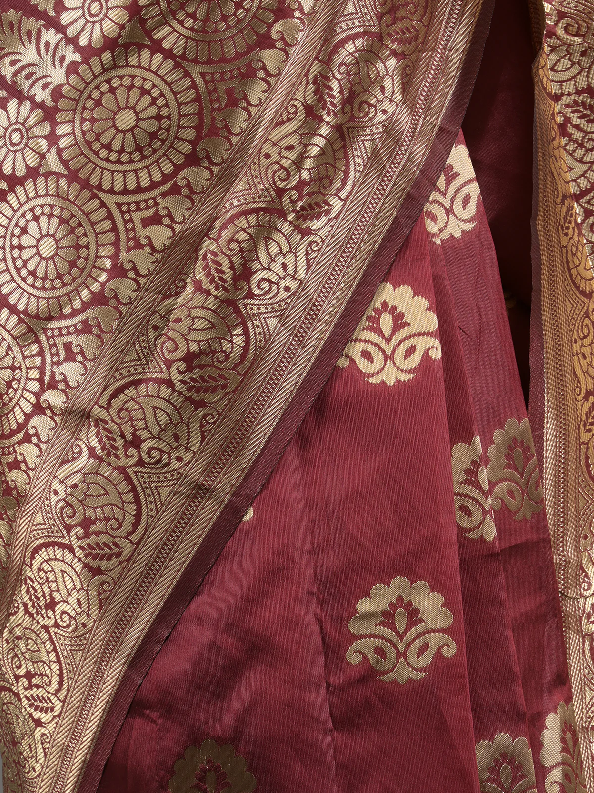 Odette Maroon Woven Banarasi Silk Saree With Unstitched Blouse For Women - Image 5