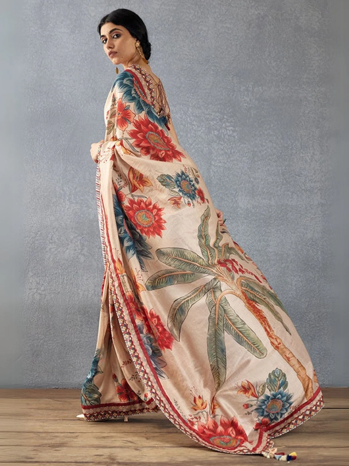 Odette Multi Georgette Floral Printed Saree With Unstitched Blouse For Women - Image 4