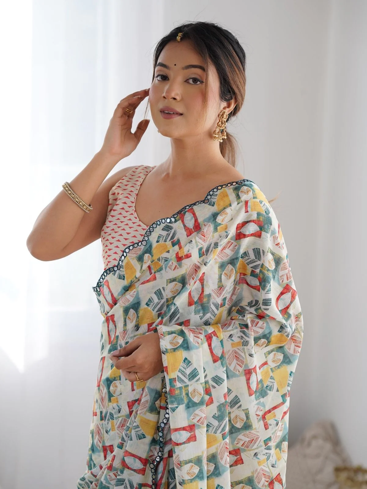 Odette Multicolor Chinon Printed Saree With Unstitched Blouse For Women - Image 4