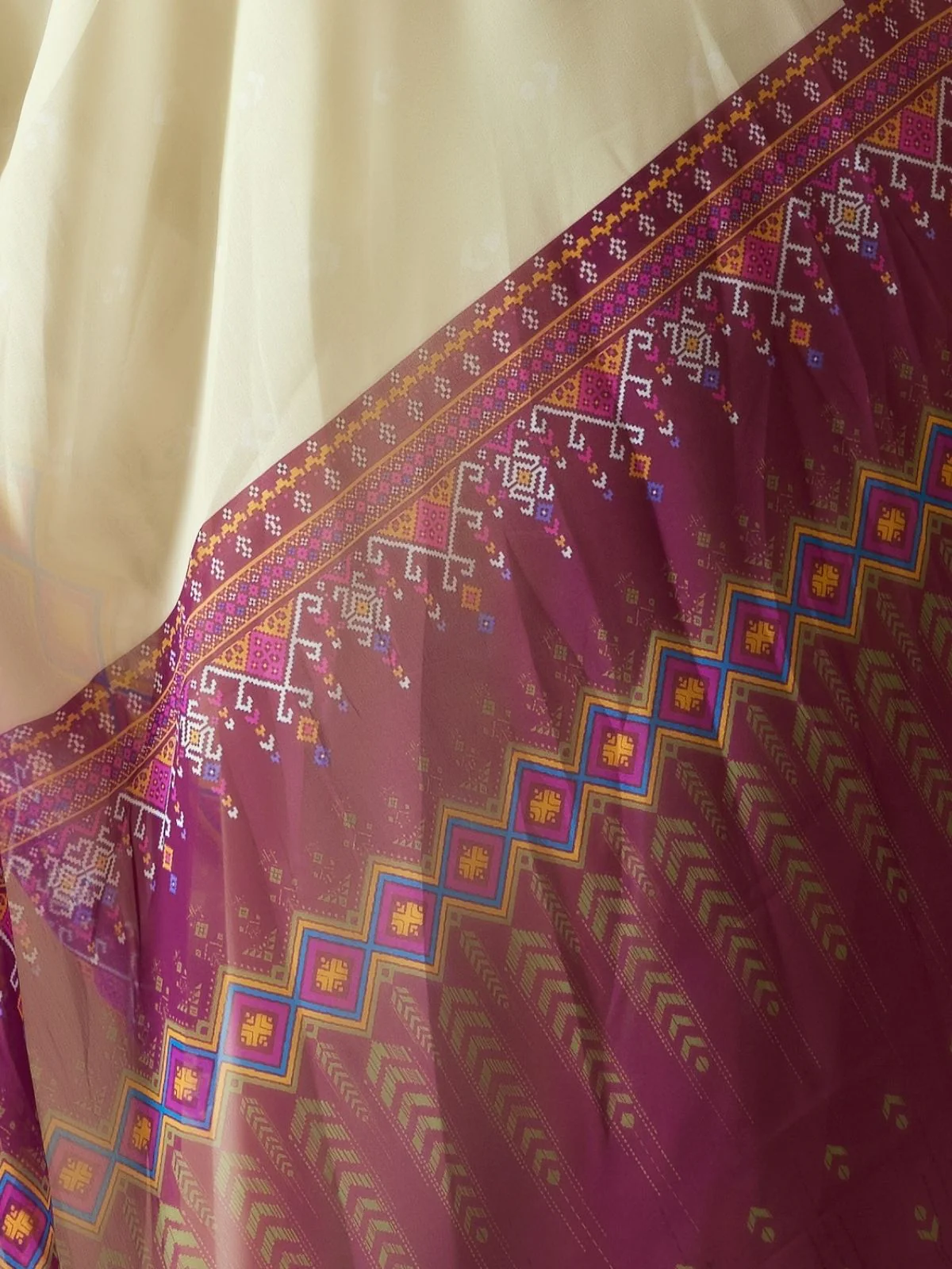 Odette Beige Georgette Printed Saree For Women - Image 5