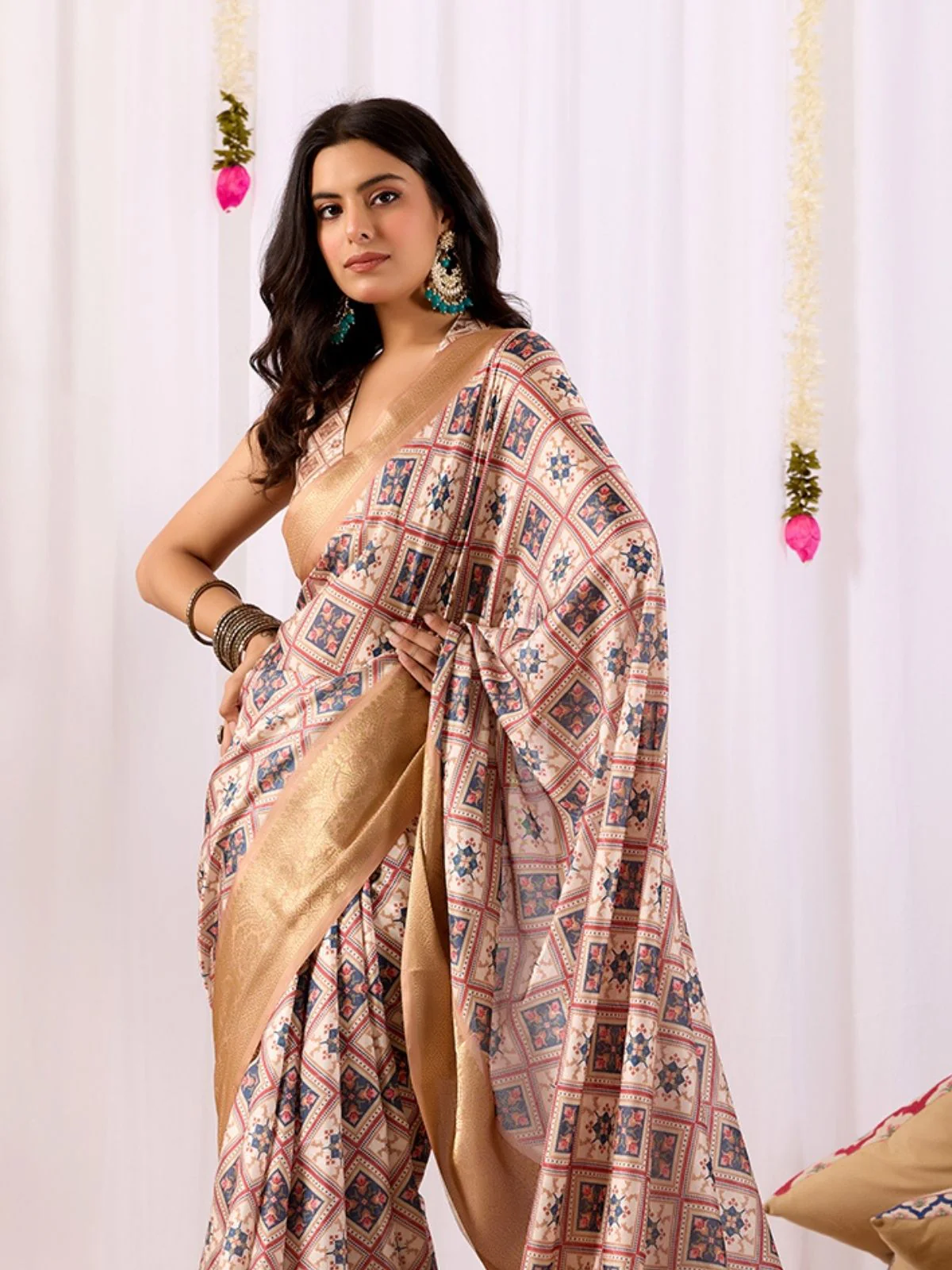 Odette Multicolor Silk Blend Printed Saree For Women - Image 4