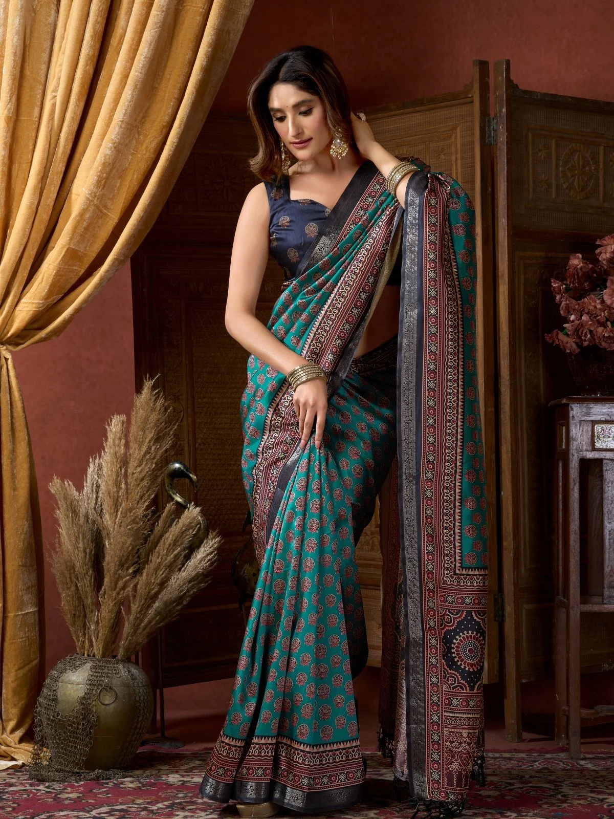 Odette Multicolour Silk Blend Printed Saree For Women - Image 3