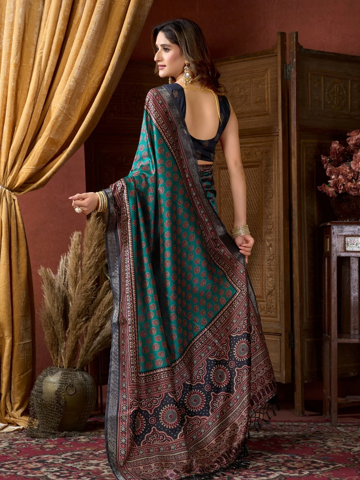 Odette Multicolour Silk Blend Printed Saree For Women - Image 4