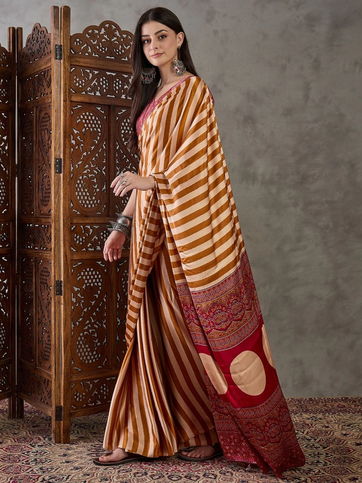 Odette Mustard And Cream Silk Blend Printed Elegant Saree For Women - Image 3