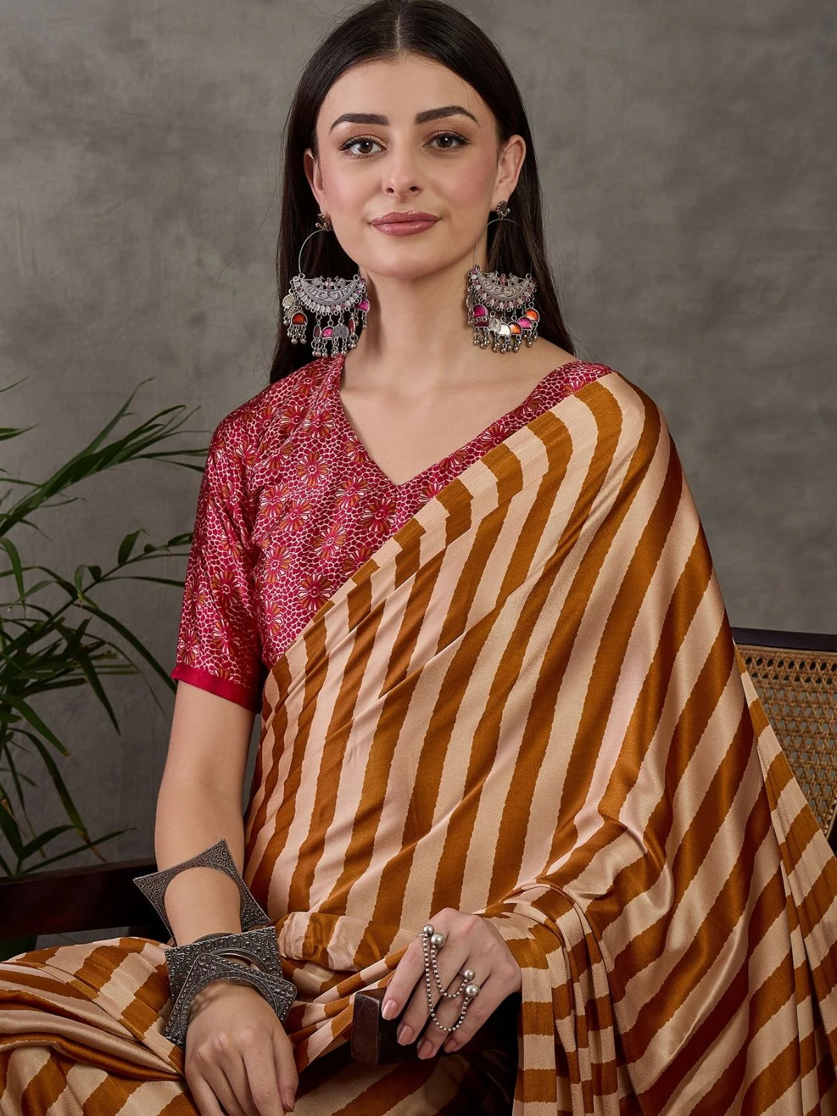 Odette Mustard And Cream Silk Blend Printed Elegant Saree For Women - Image 5