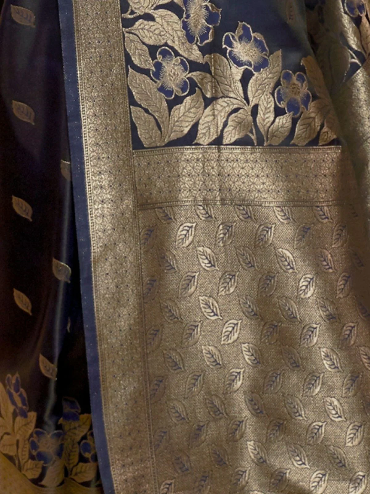 Odette Navy Blue And Gold Woven Design Silk Blend Saree With Unstitched Blouse For Women - Image 4