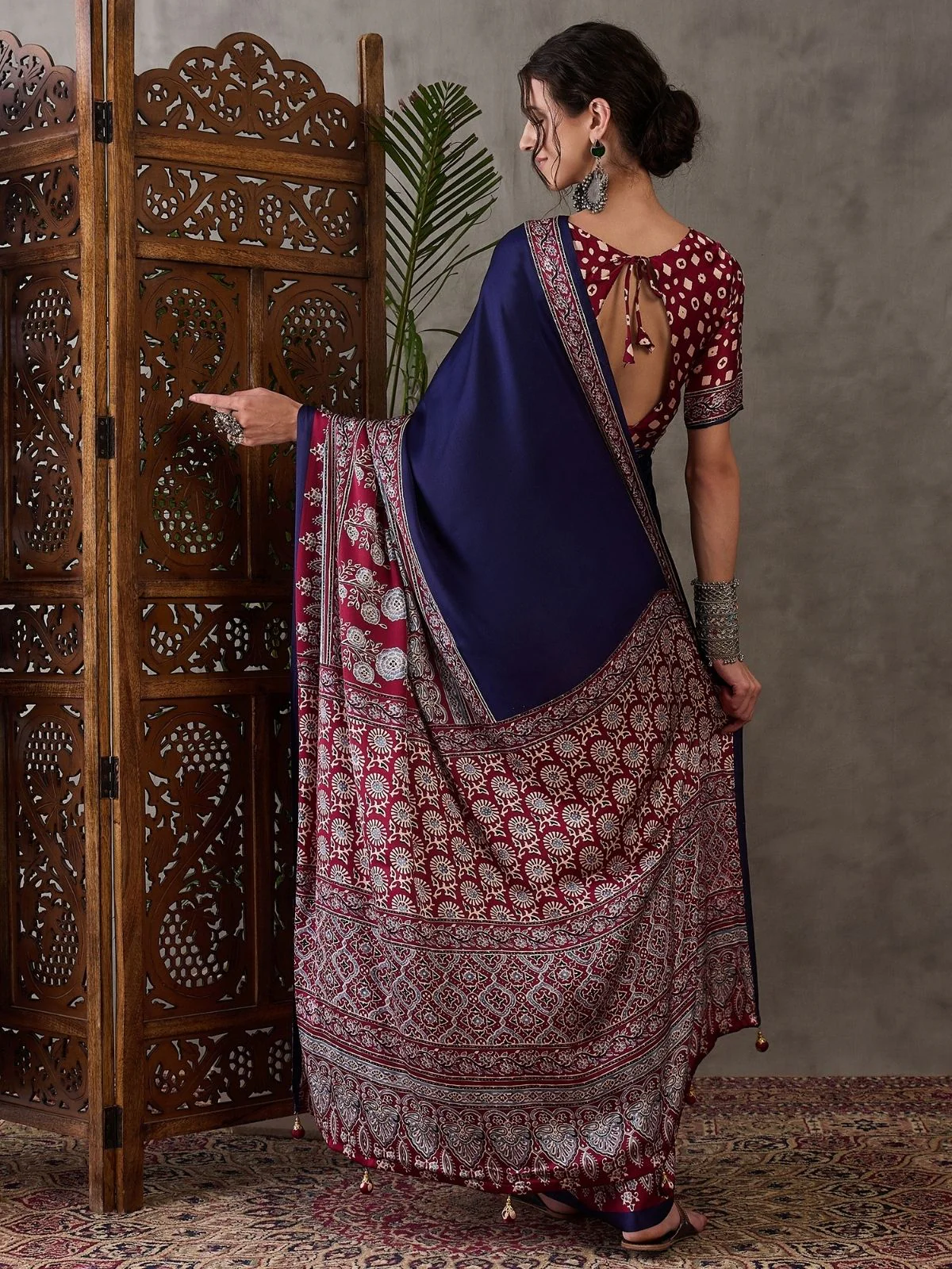 Odette Navy Blue And Maroon Silk Blend Printed Elegant Saree For Women - Image 2