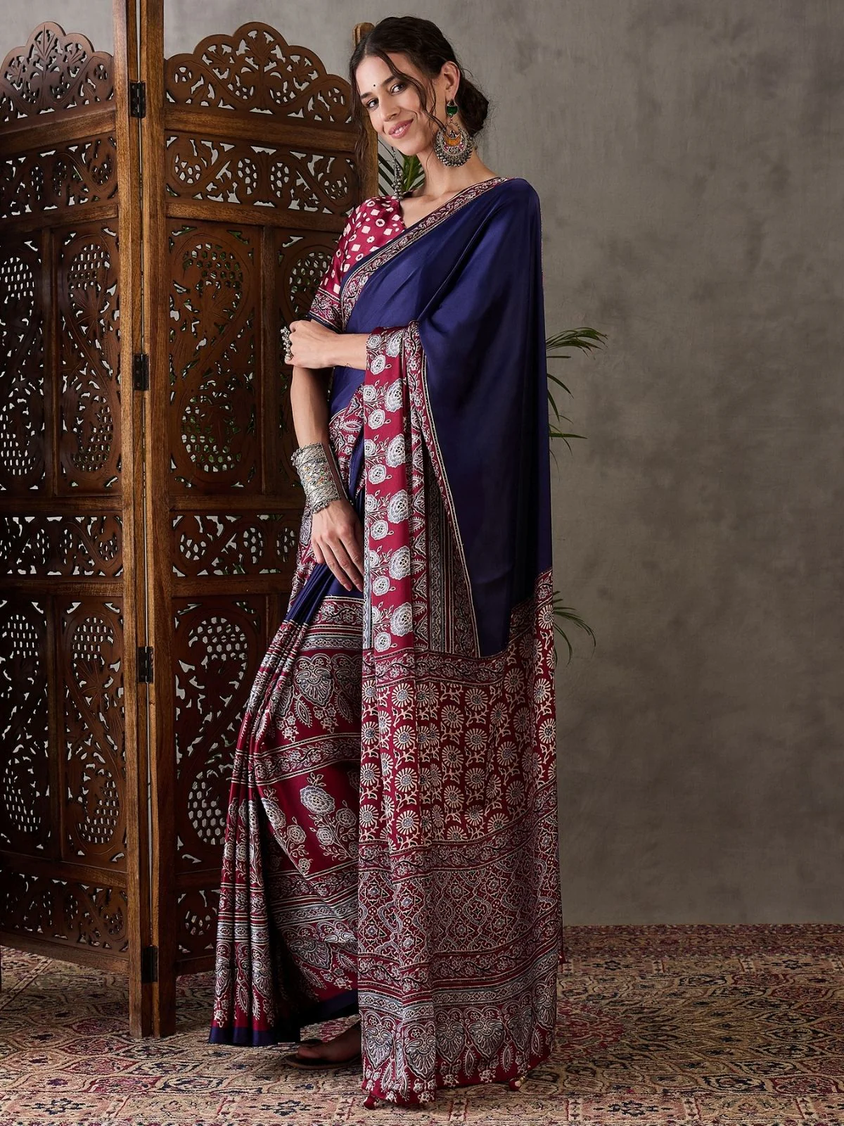 Odette Navy Blue And Maroon Silk Blend Printed Elegant Saree For Women - Image 3