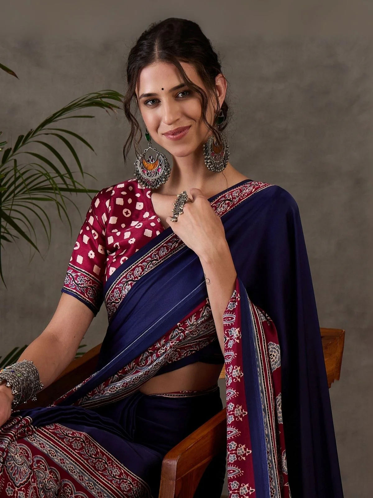 Odette Navy Blue And Maroon Silk Blend Printed Elegant Saree For Women - Image 4