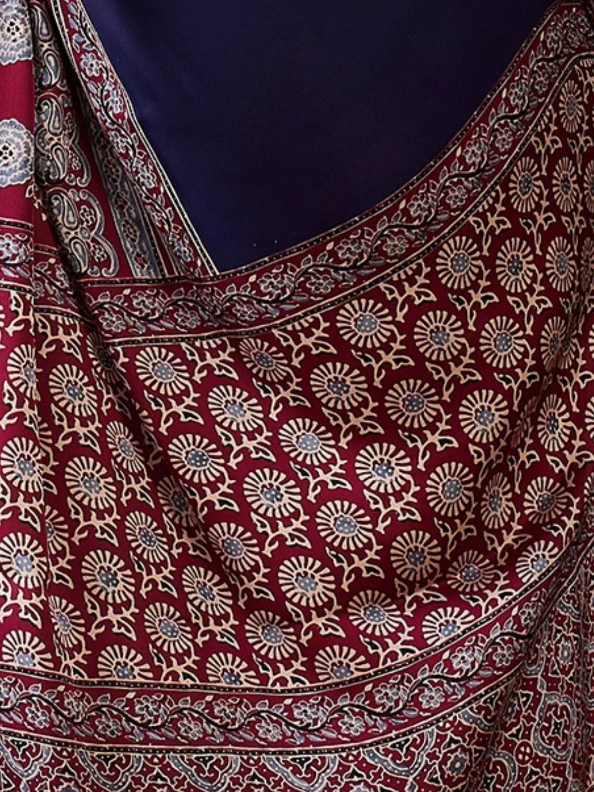 Odette Navy Blue And Maroon Silk Blend Printed Elegant Saree For Women - Image 5